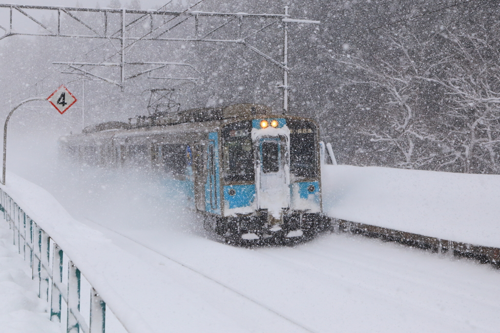 大雪の中の青い森鉄道