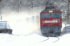 光る雪煙