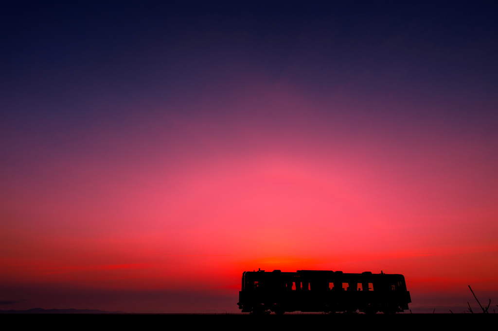 夕陽の輪の中へ