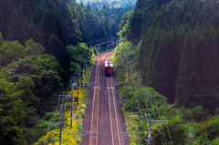山間を走る快速「まさかり」