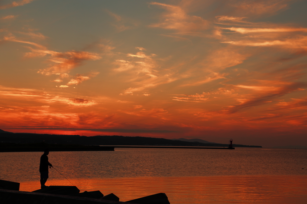 夕焼けの釣り人