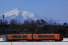 岩木山をバックに