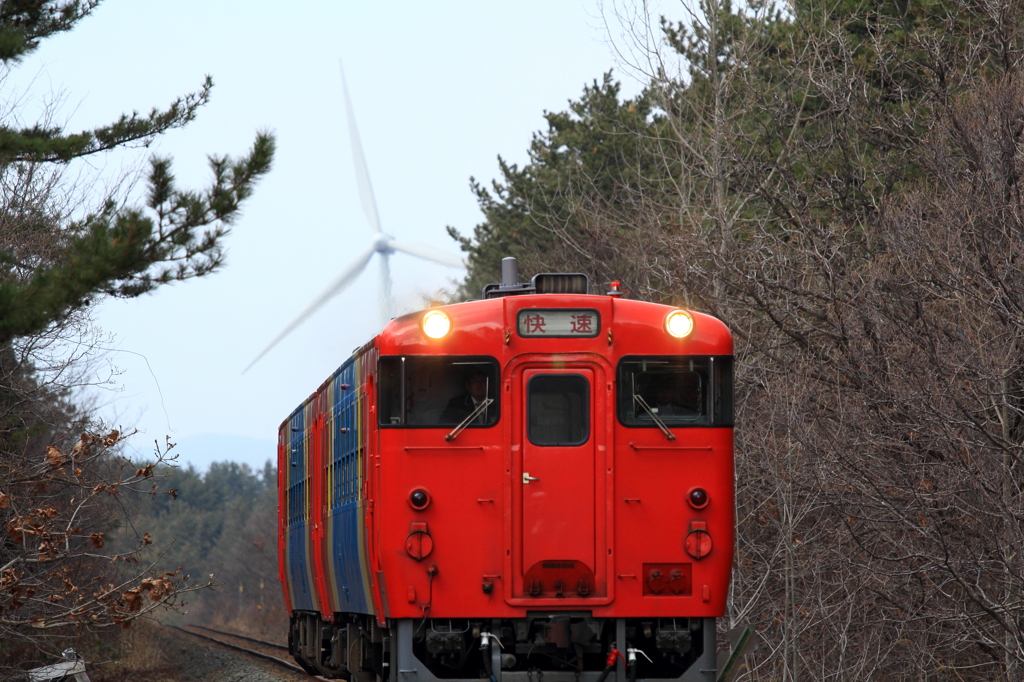 快速「まさかり」と風力発電機