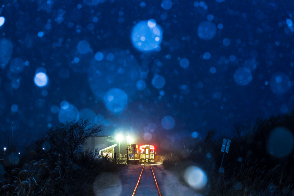 無人駅に降る雪