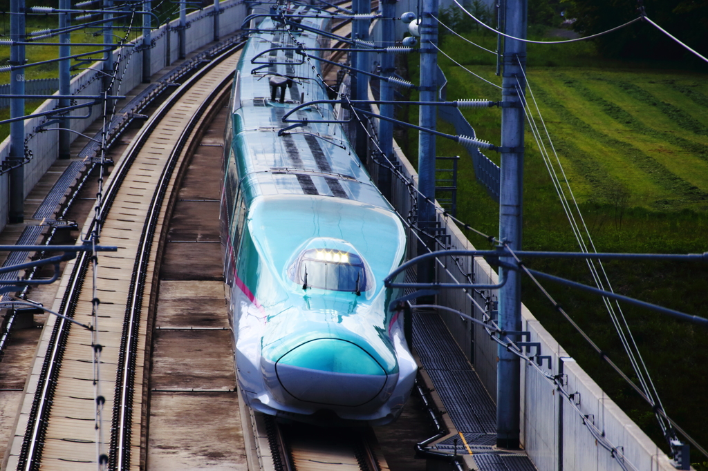 七戸十和田駅へ向かうE5系