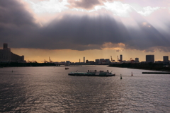 台場・雲間からの日差し