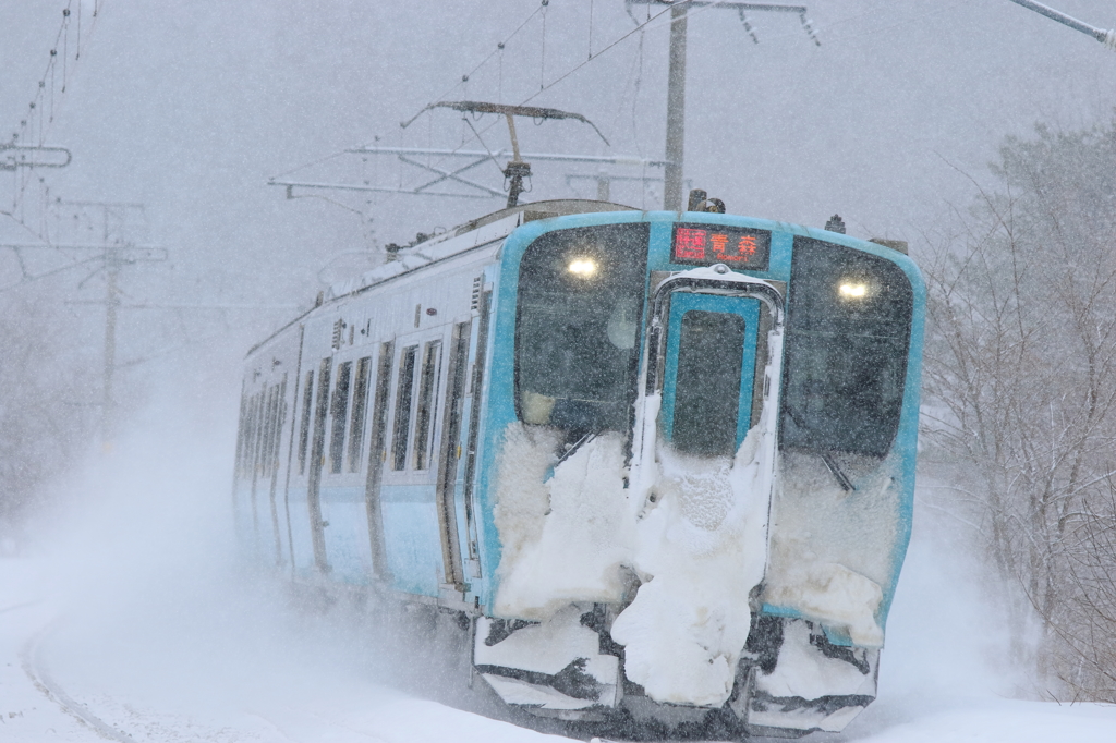 雪降る中 II