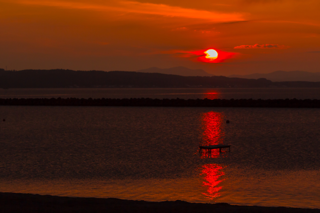 海水浴場へ沈む夕陽