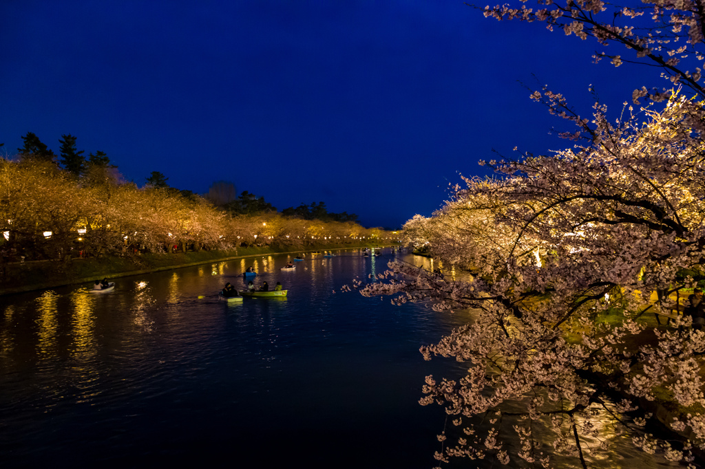 夕闇の弘前公園西濠
