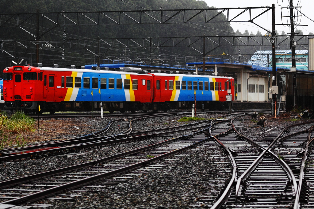 雨のJR野辺地駅に入線する「まさかり」
