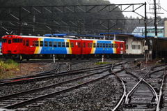 雨のJR野辺地駅に入線する「まさかり」