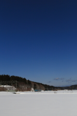 雪原を疾走する青い森鉄道