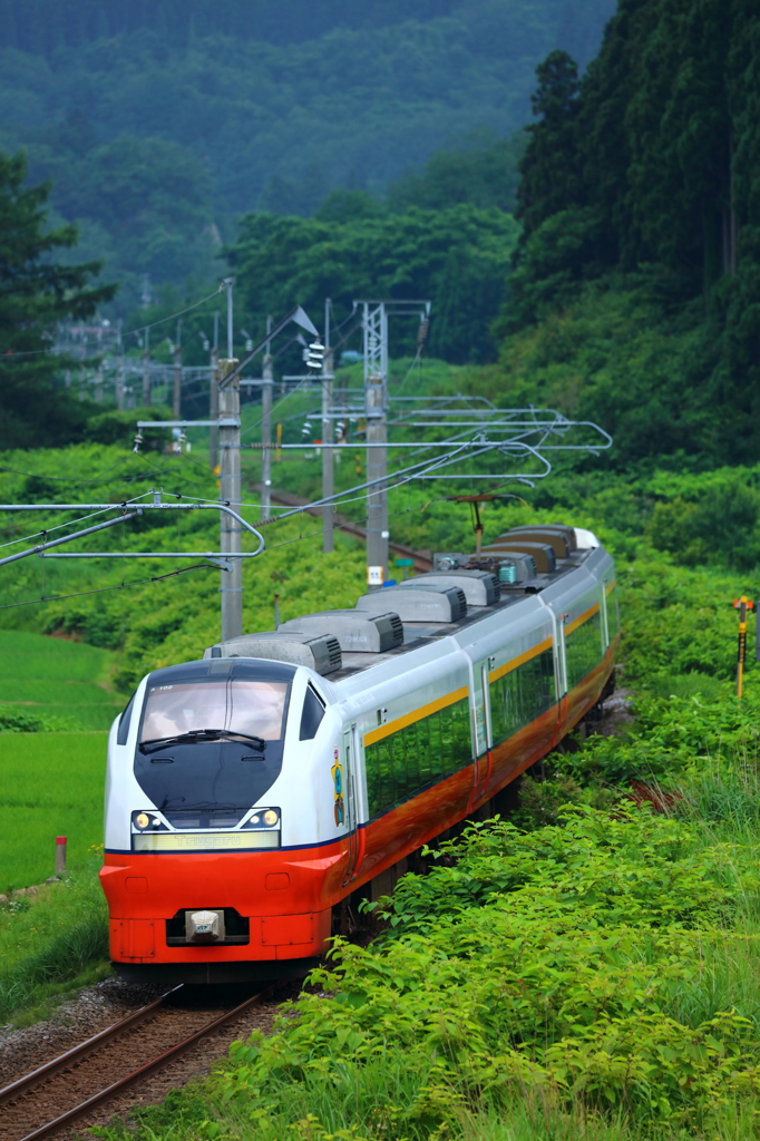 梅雨景色・E751系