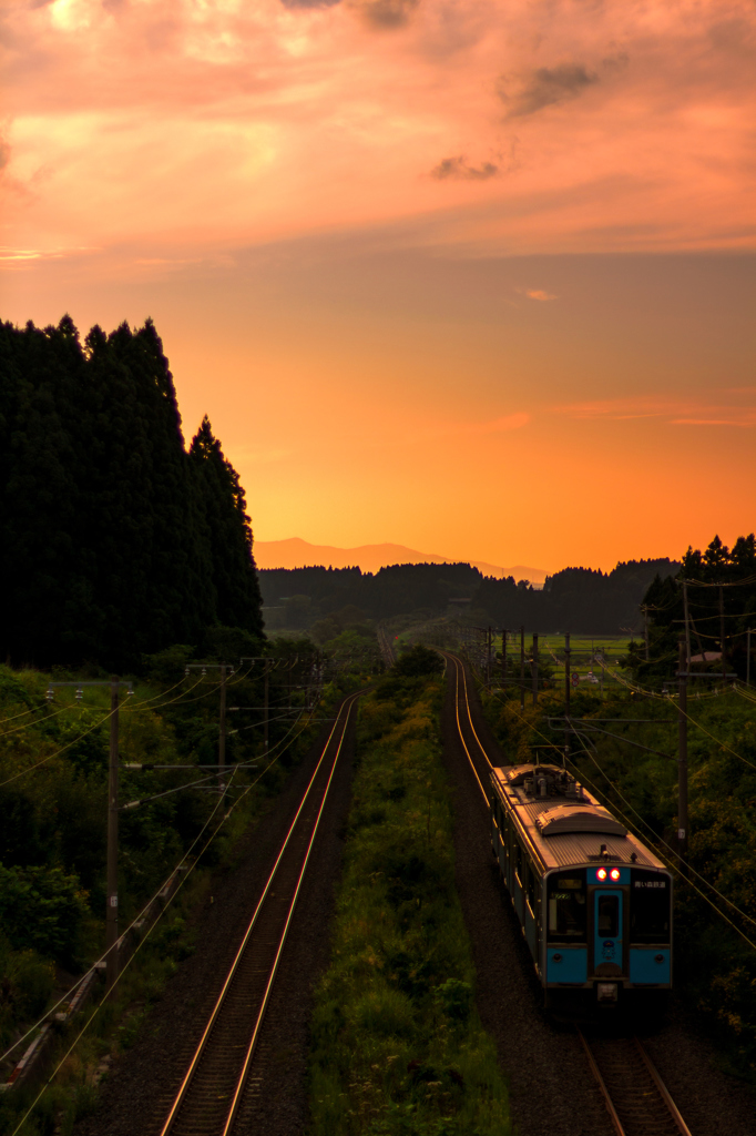 薄暮の上り -青い森鉄道フォトコンテスト-