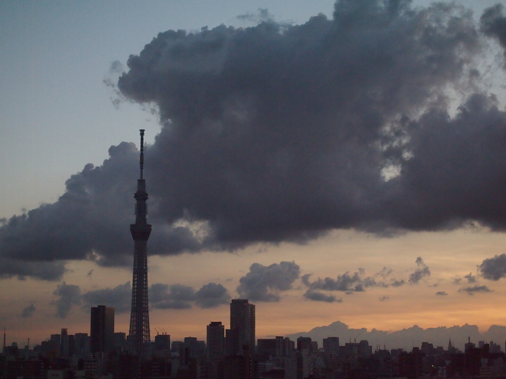 黒雲とスカイツリー