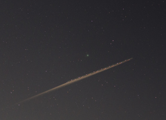 夜の飛行機雲
