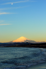 2013年　初日を見つめる富士