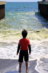 少年と海