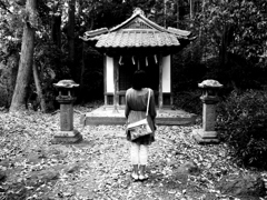 参拝する女