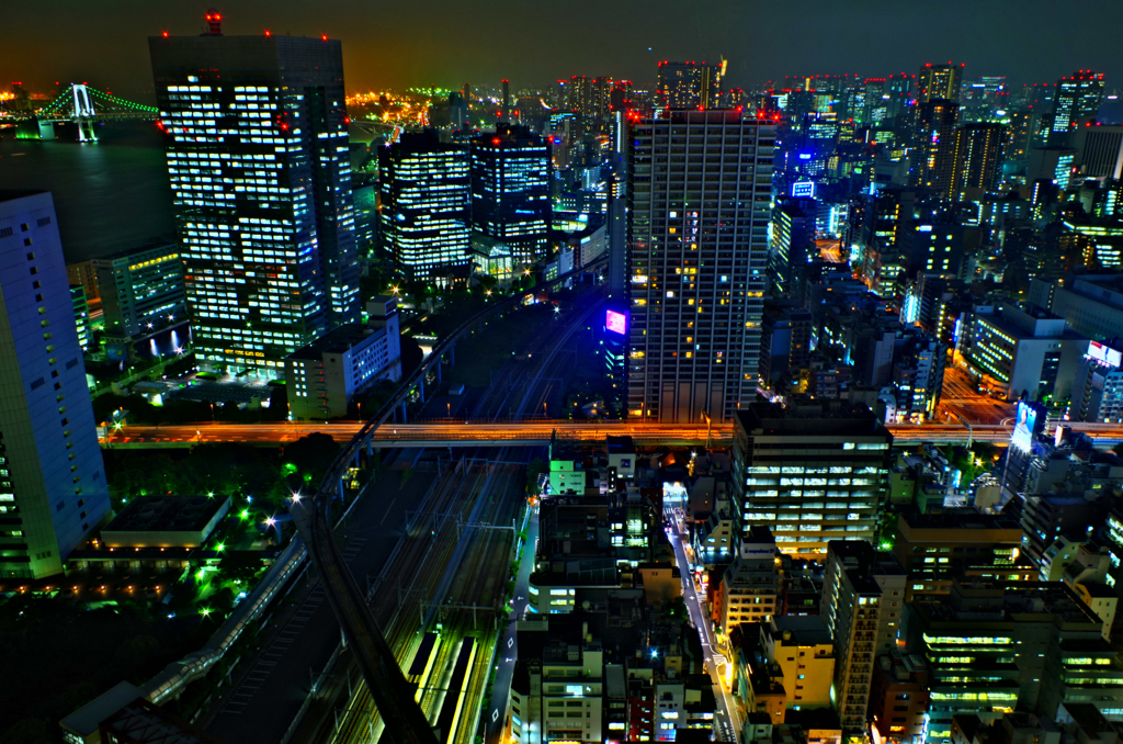 線路と道路とビルと