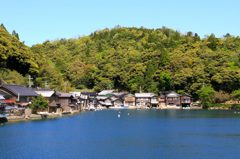 舟屋の建ち並ぶ場所