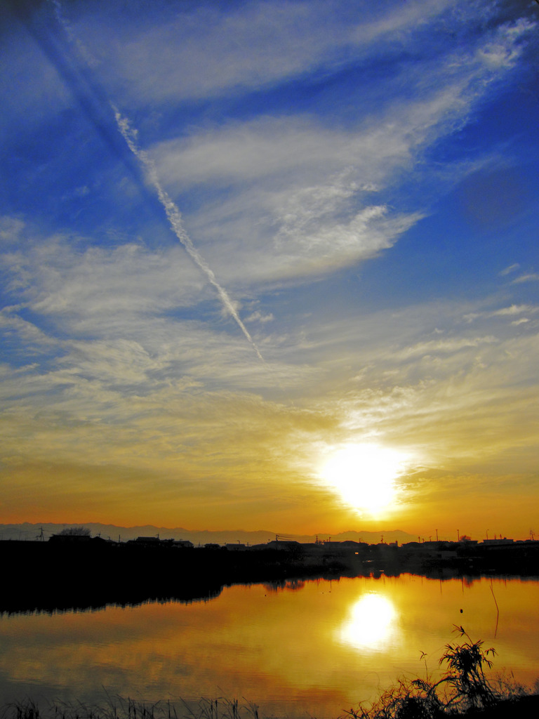 飛行機雲のある夕暮れ