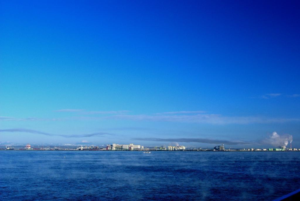 冬の海、海から湯気、寒いんです。