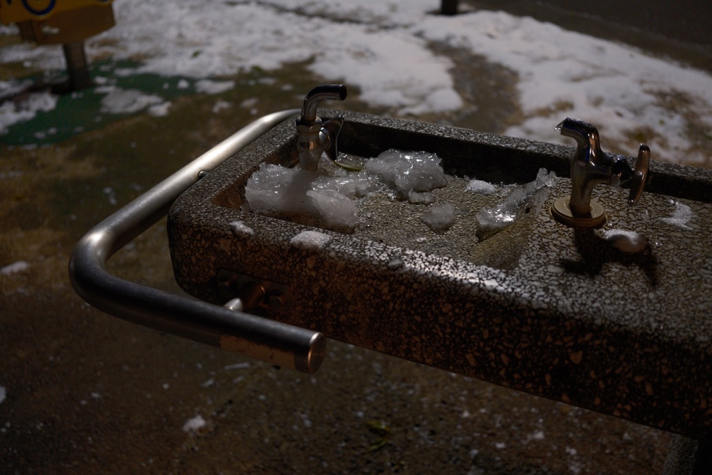 凍る水飲み場
