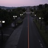 夜明けの歩道橋から