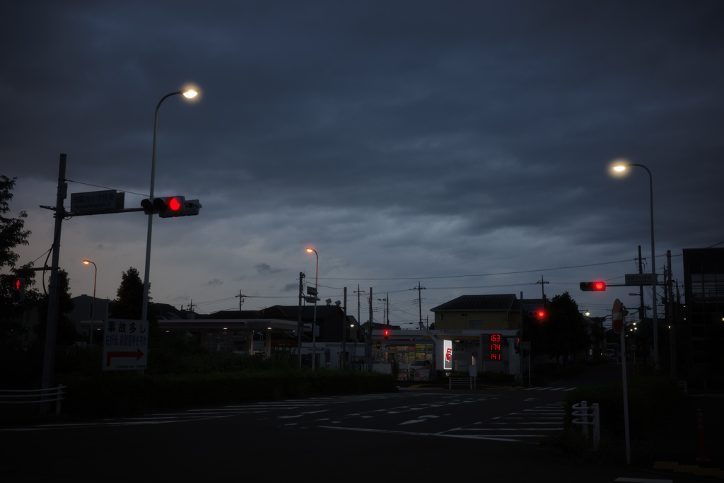夜明け前の交差点