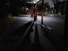 赤いバス停