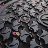 鉄の銀杏とピンクの花