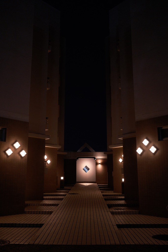 夜のエントランス