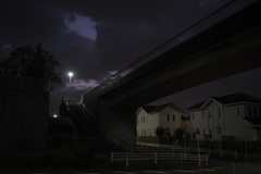 歩道橋の下から