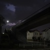 歩道橋の下から