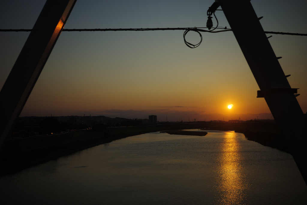 川に沈む夕陽