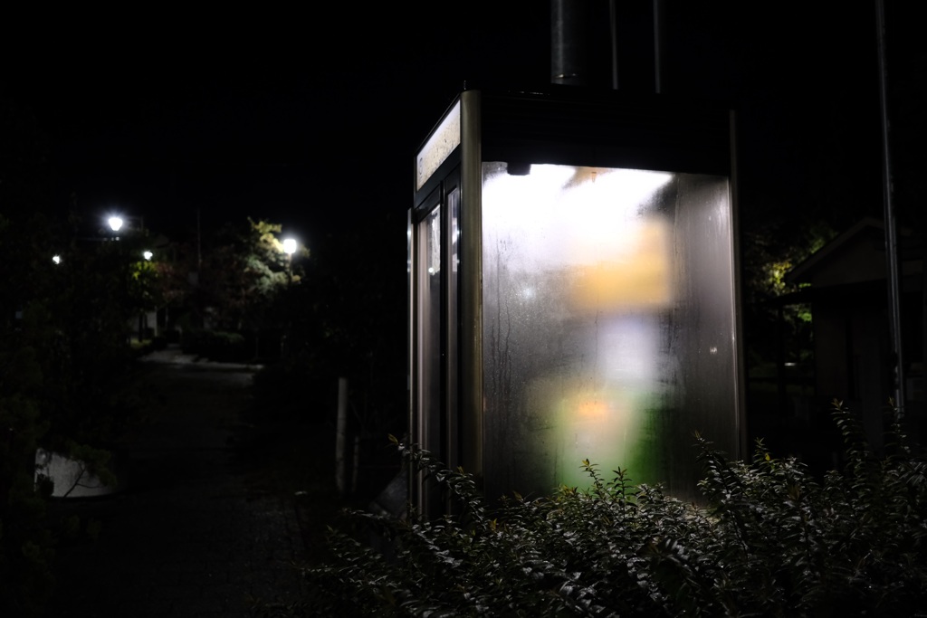 曇る公衆電話