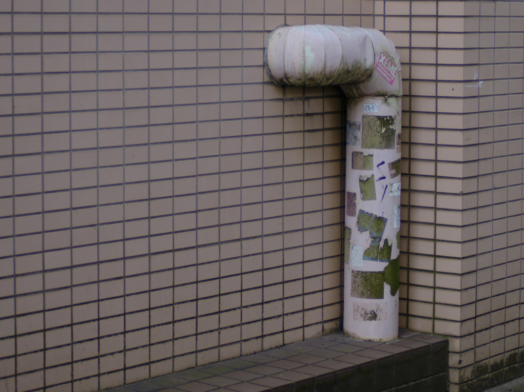 シールを貼る輩と剥がす人の戦いの後