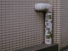 シールを貼る輩と剥がす人の戦いの後