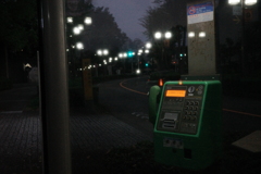 夜明け前の公衆電話