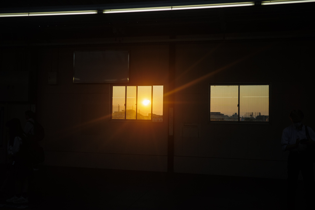ホームの夕日