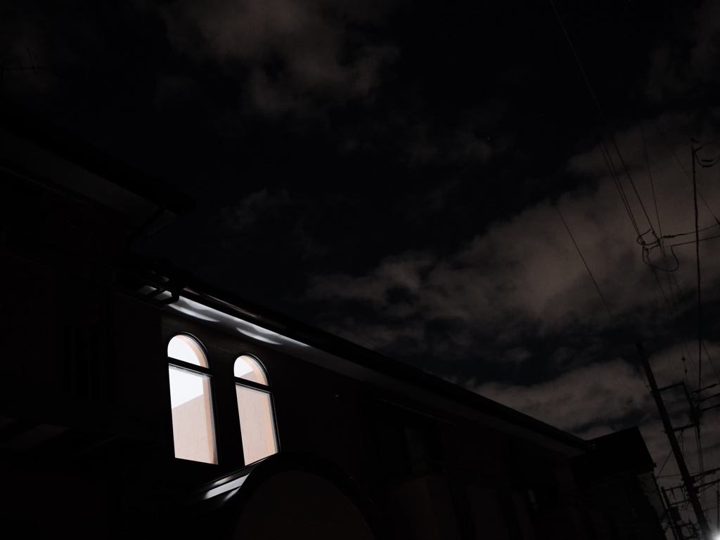 夜空を見る窓