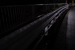 濡れたガードレール