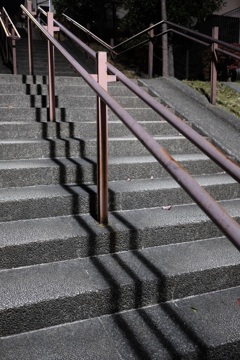 二本の手摺と三本の影