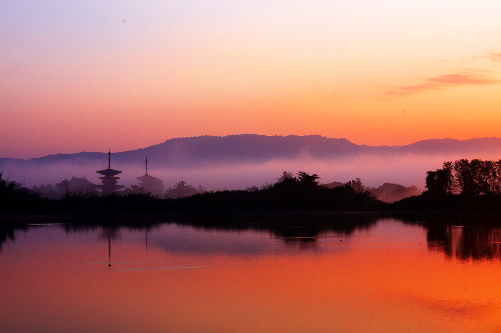 朝靄の中の薬師寺
