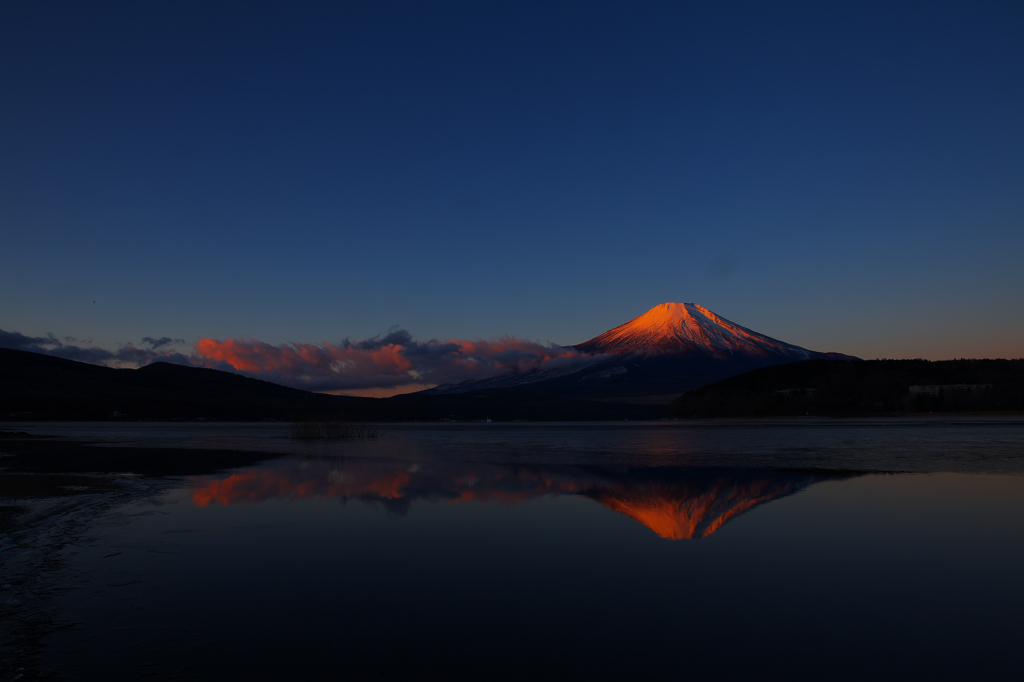 山中湖半の紅富士
