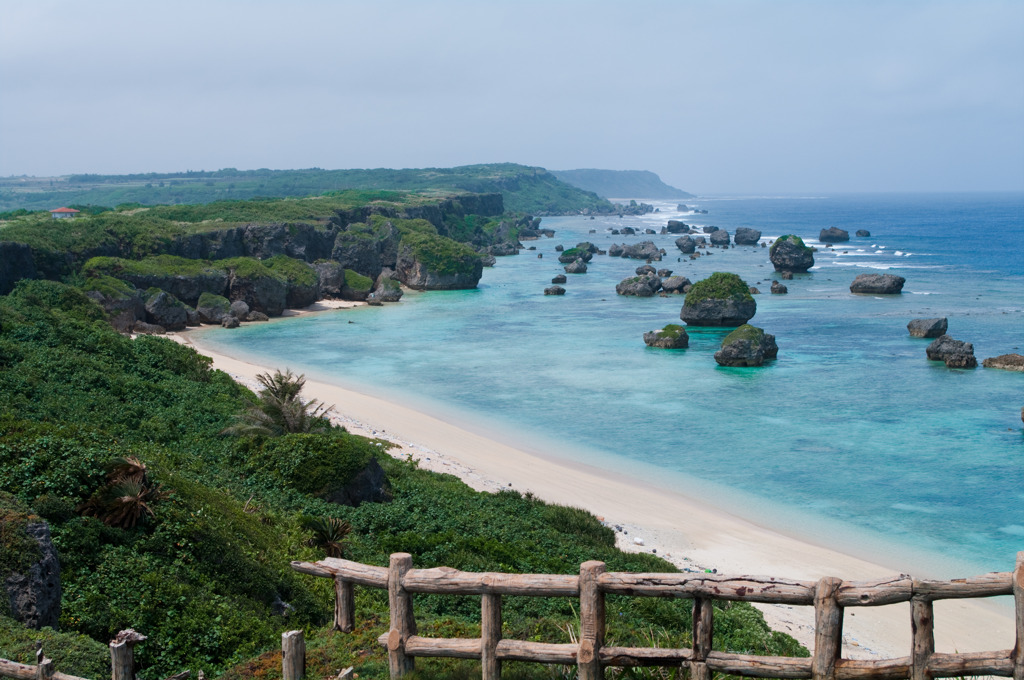 美しい海と漂流物