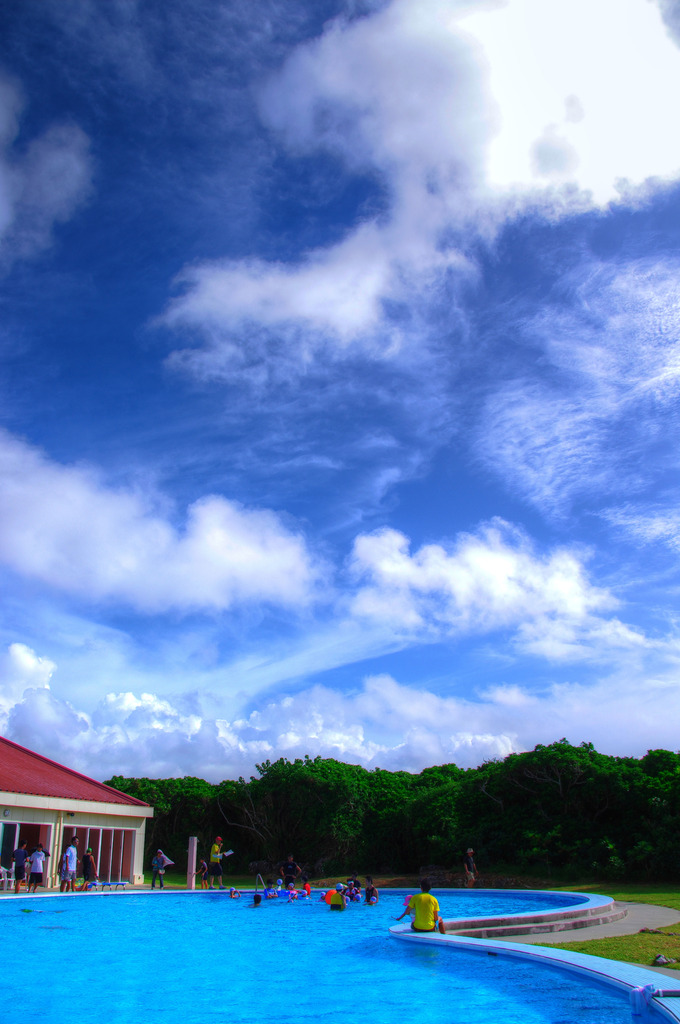 プールと青空