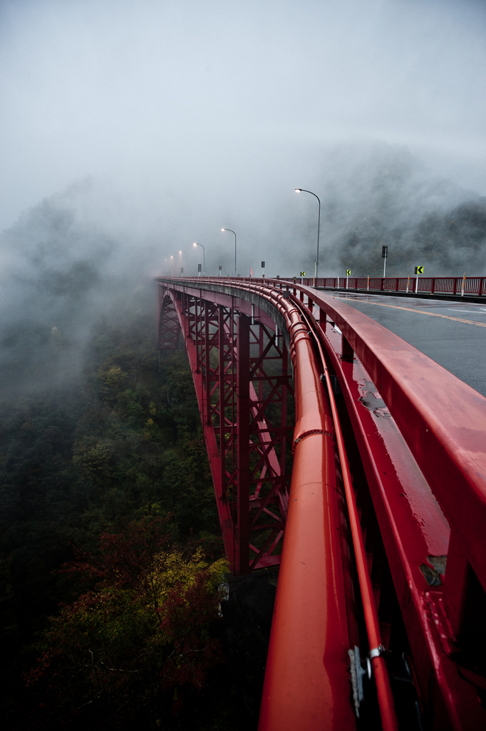 霧にむせぶ豆焼橋