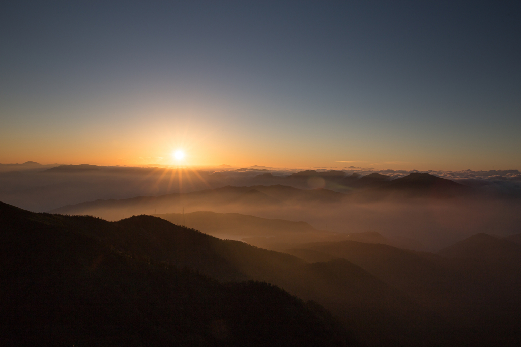 谷川岳と朝陽